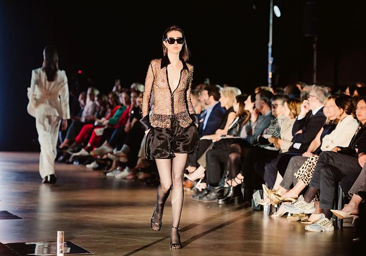 Simorra seduce en Balenciaga