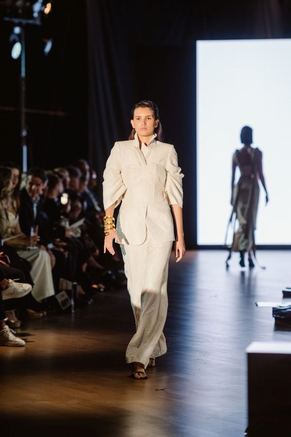 Simorra seduce en Balenciaga