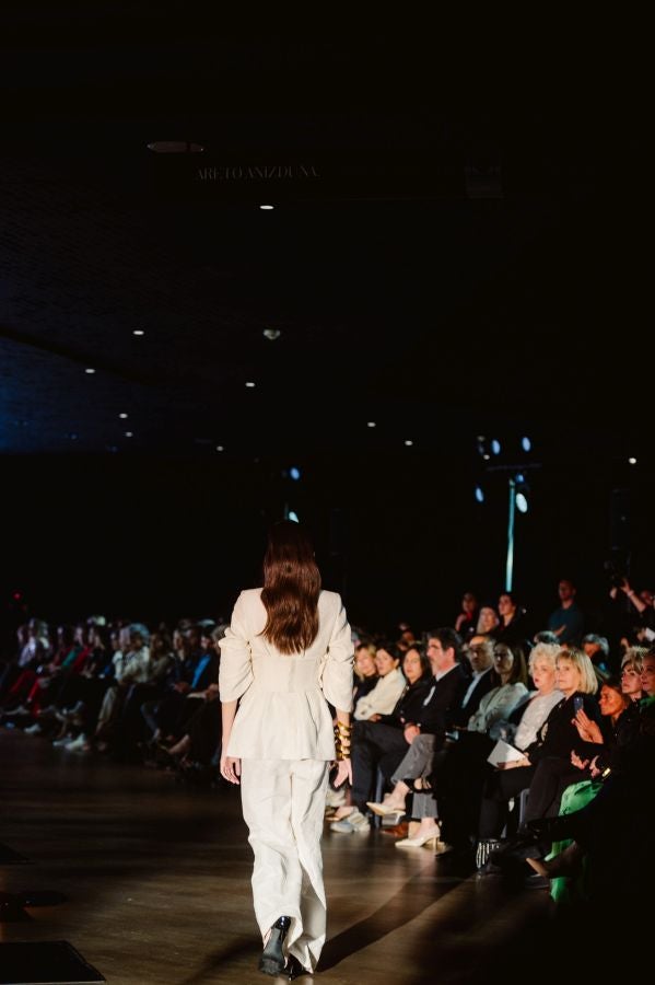 Simorra seduce en Balenciaga