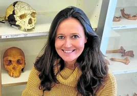La paleoantropóloga María Martinón-Torres, junto a restos fósiles.