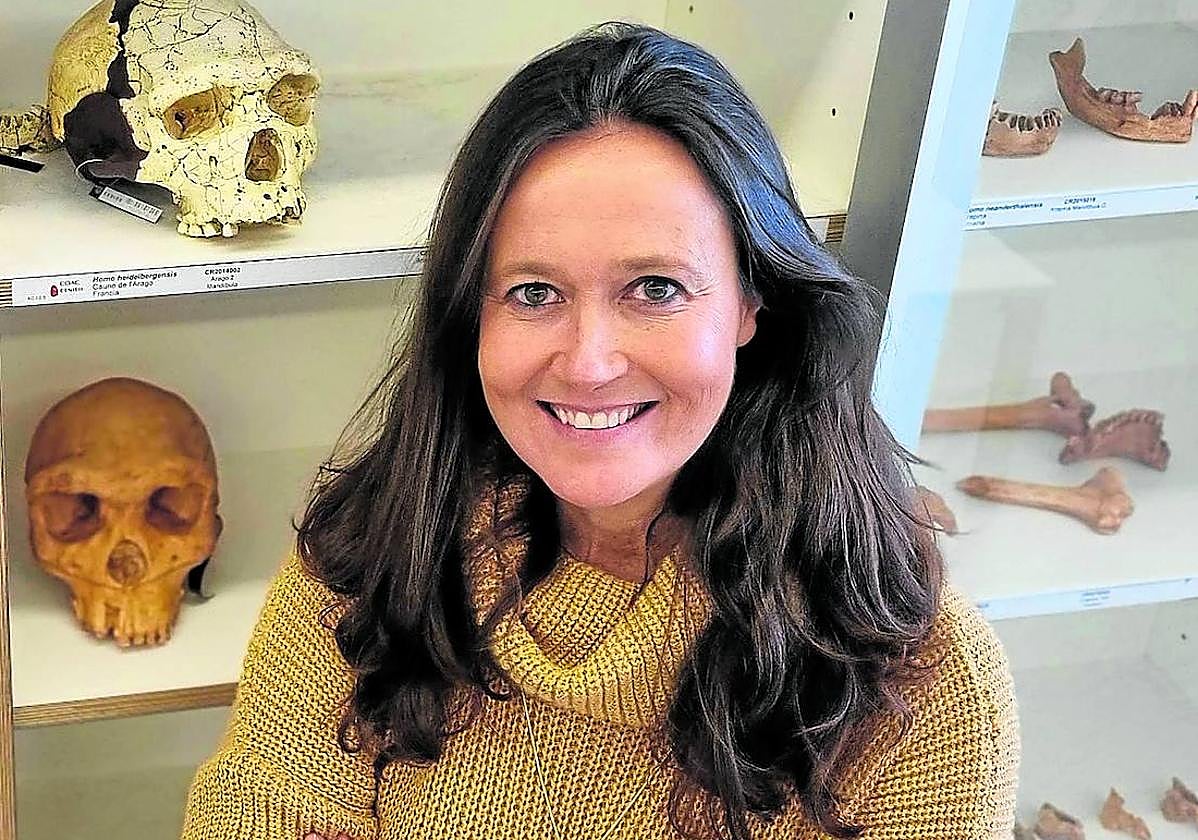 La paleoantropóloga María Martinón-Torres, junto a restos fósiles.