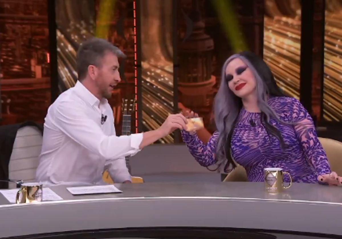 Pablo Motos hace entrega a Alaska de un regalo en El Hormiguero.