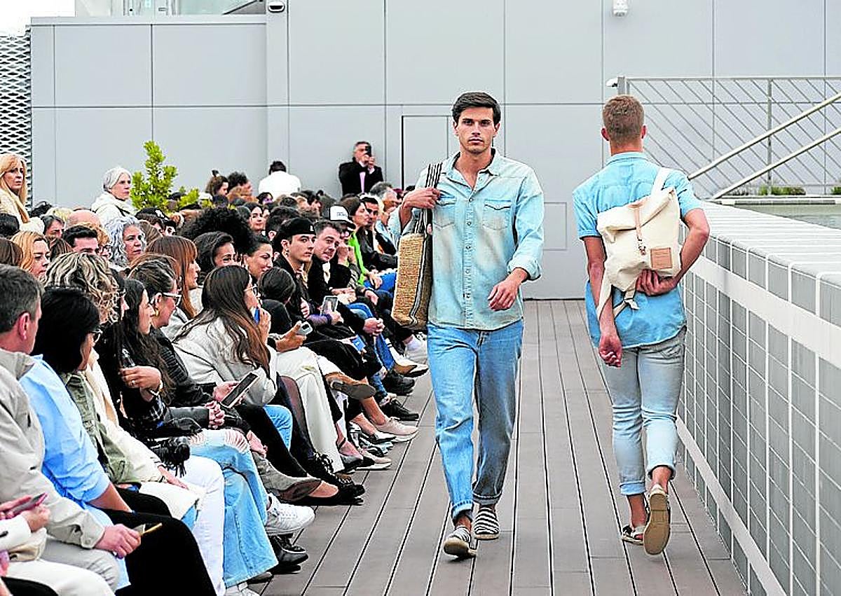 Imagen secundaria 1 - Loreak Mendian, las joyas de Giovanna Bittante y el calzado de Toni Pons fueron algunas de las piezas que pudieron disfrutarse este viernes sobre la pasarela del The Social Hub.