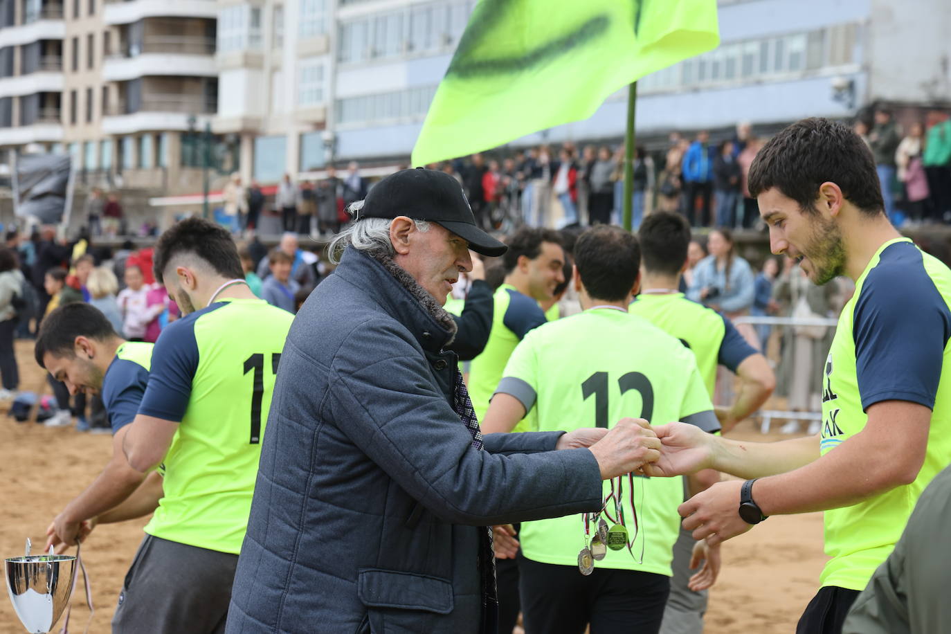 Gran ambiente en las finales del Campeonato de Fútbol Playero de Zarautz