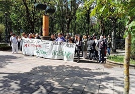 El jueves se concentraron ante la residencia de Gabierrota.