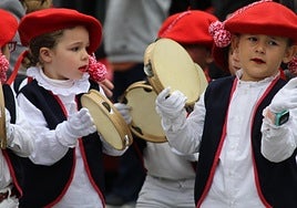 Zestoako txikitxoek erruz gozatu zuten danborradako doinuekin.