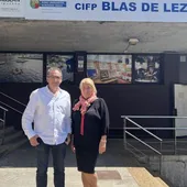 El alcalde Teo Alberro y la directora del centro de formación marítimo Blas de Lezo, Ana María Manzano, animan a estudiar los ciclos en euskera.