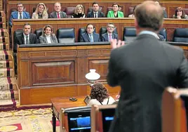 Pedro Sánchez escucha a intervención de Alberto Núñez Feijóo en un pleno del Congreso.