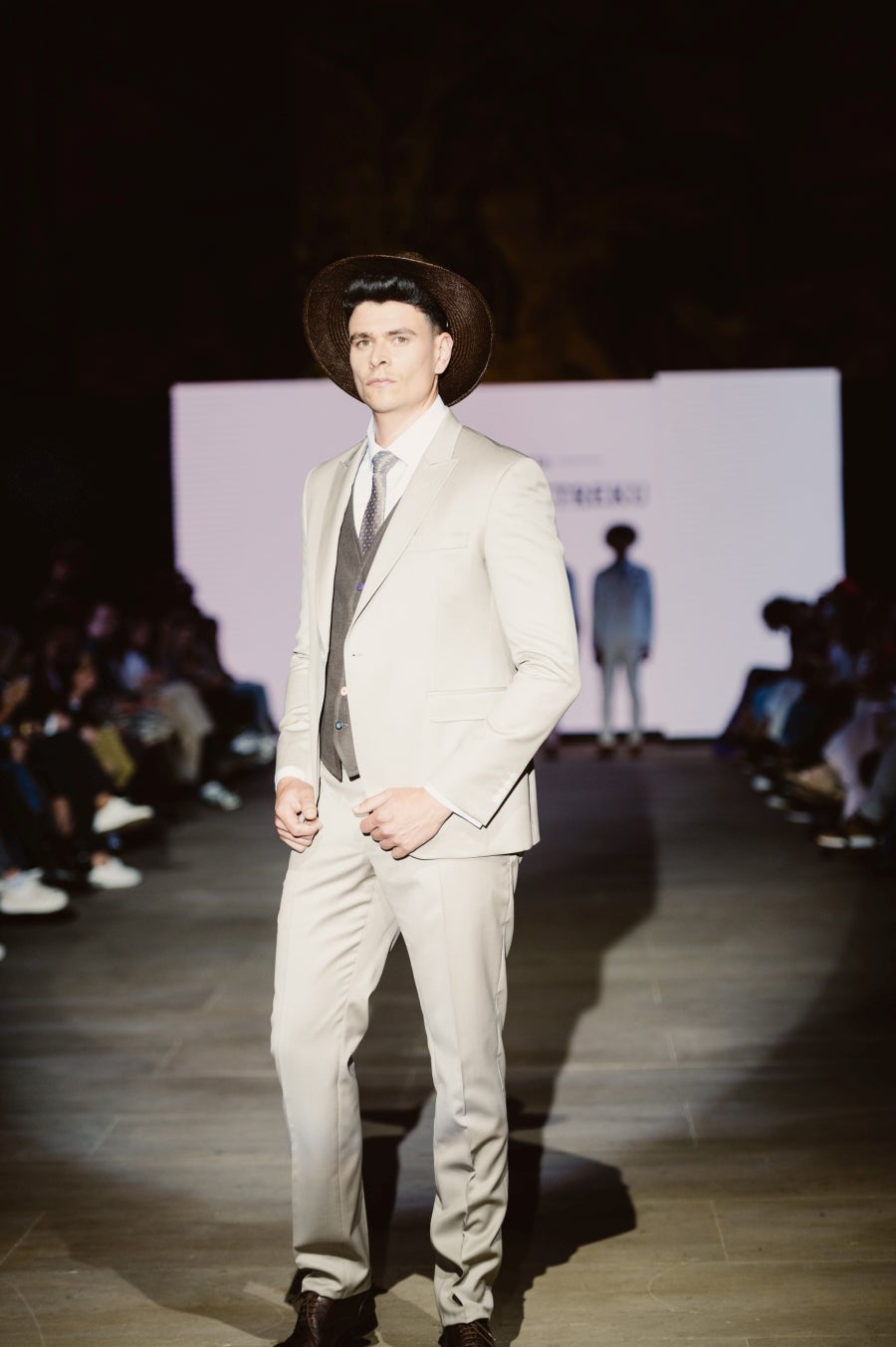 Elegancia sobre la pasarela de la mano de Sastrería Aldabaldetreku