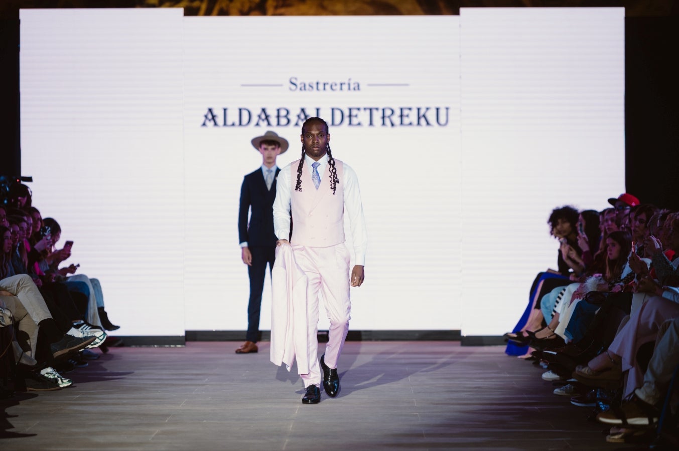 Elegancia sobre la pasarela de la mano de Sastrería Aldabaldetreku