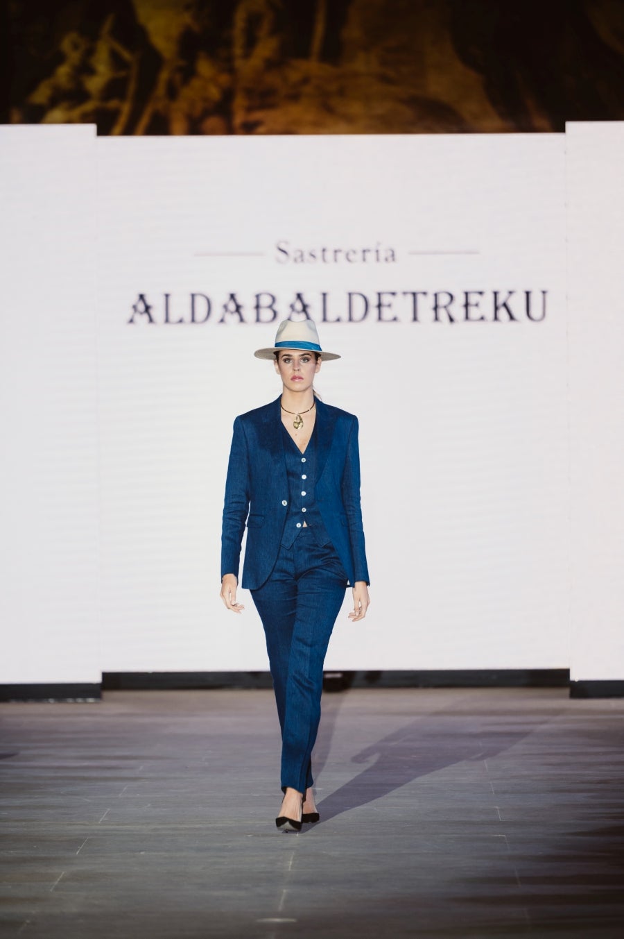 Elegancia sobre la pasarela de la mano de Sastrería Aldabaldetreku
