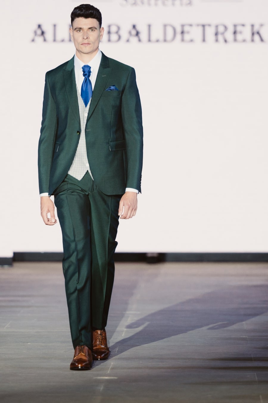 Elegancia sobre la pasarela de la mano de Sastrería Aldabaldetreku