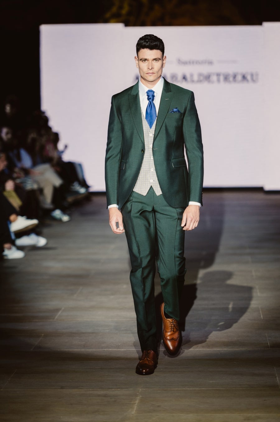 Elegancia sobre la pasarela de la mano de Sastrería Aldabaldetreku