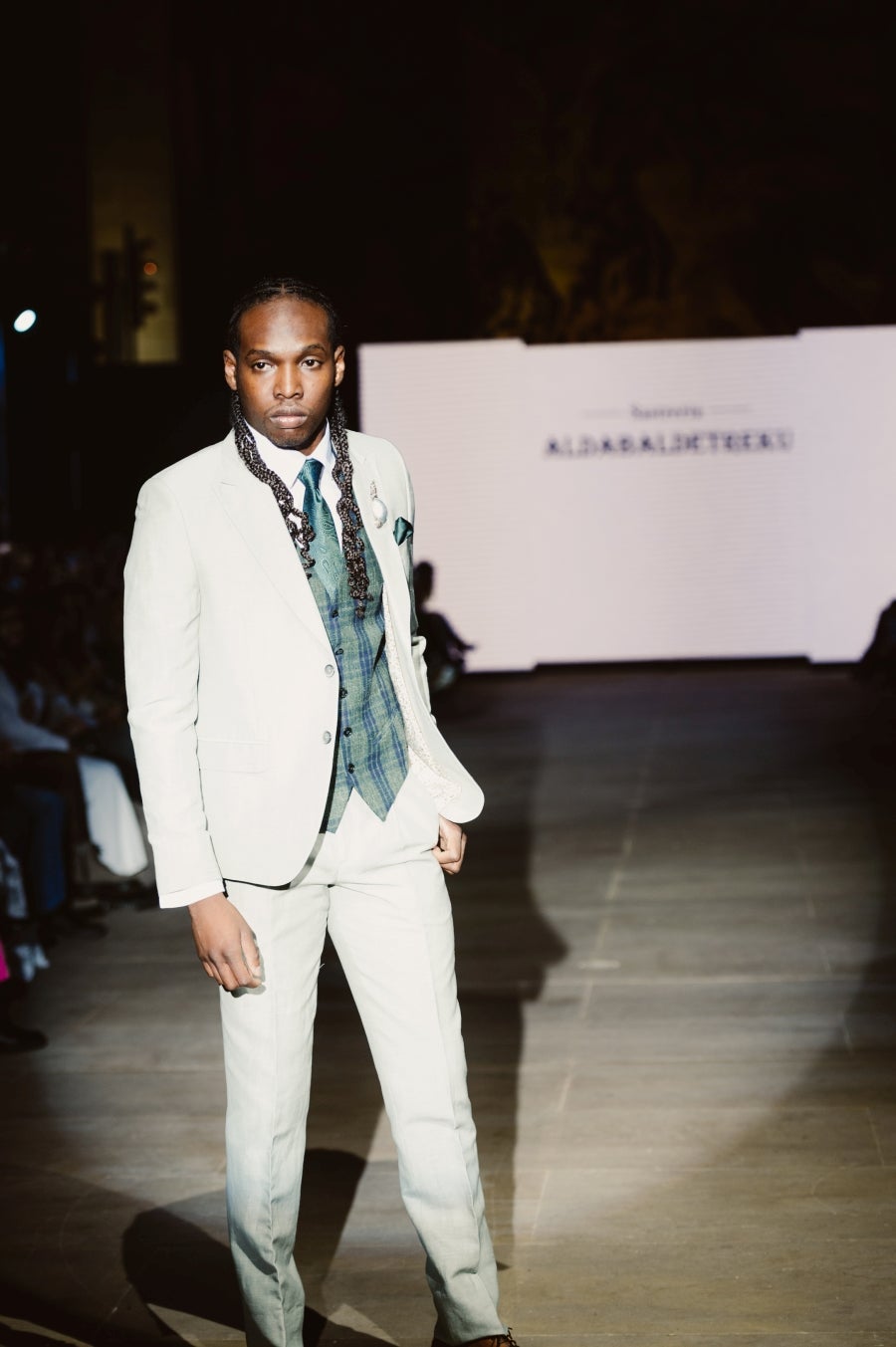 Elegancia sobre la pasarela de la mano de Sastrería Aldabaldetreku