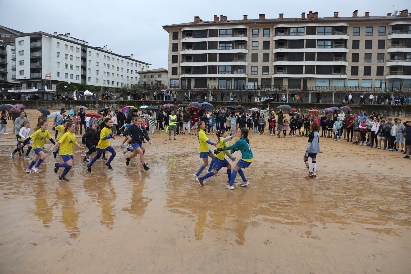 Gran ambiente en las finales del Campeonato de Fútbol Playero de Zarautz