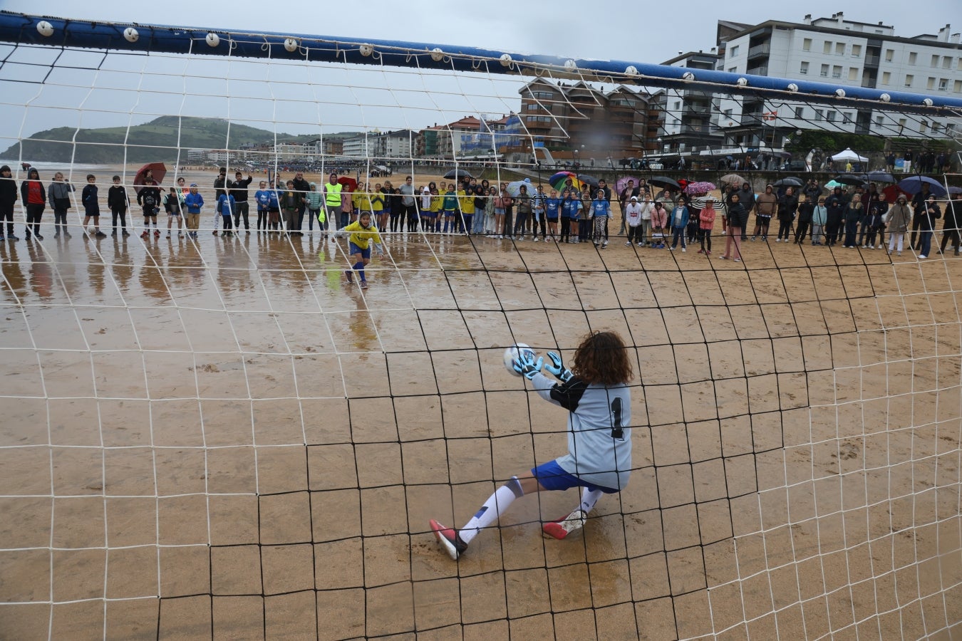 Gran ambiente en las finales del Campeonato de Fútbol Playero de Zarautz