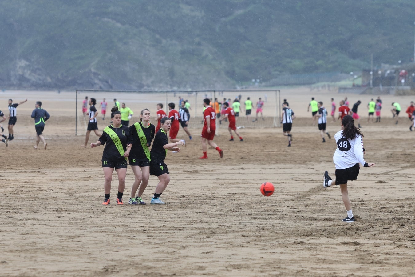 Gran ambiente en las finales del Campeonato de Fútbol Playero de Zarautz