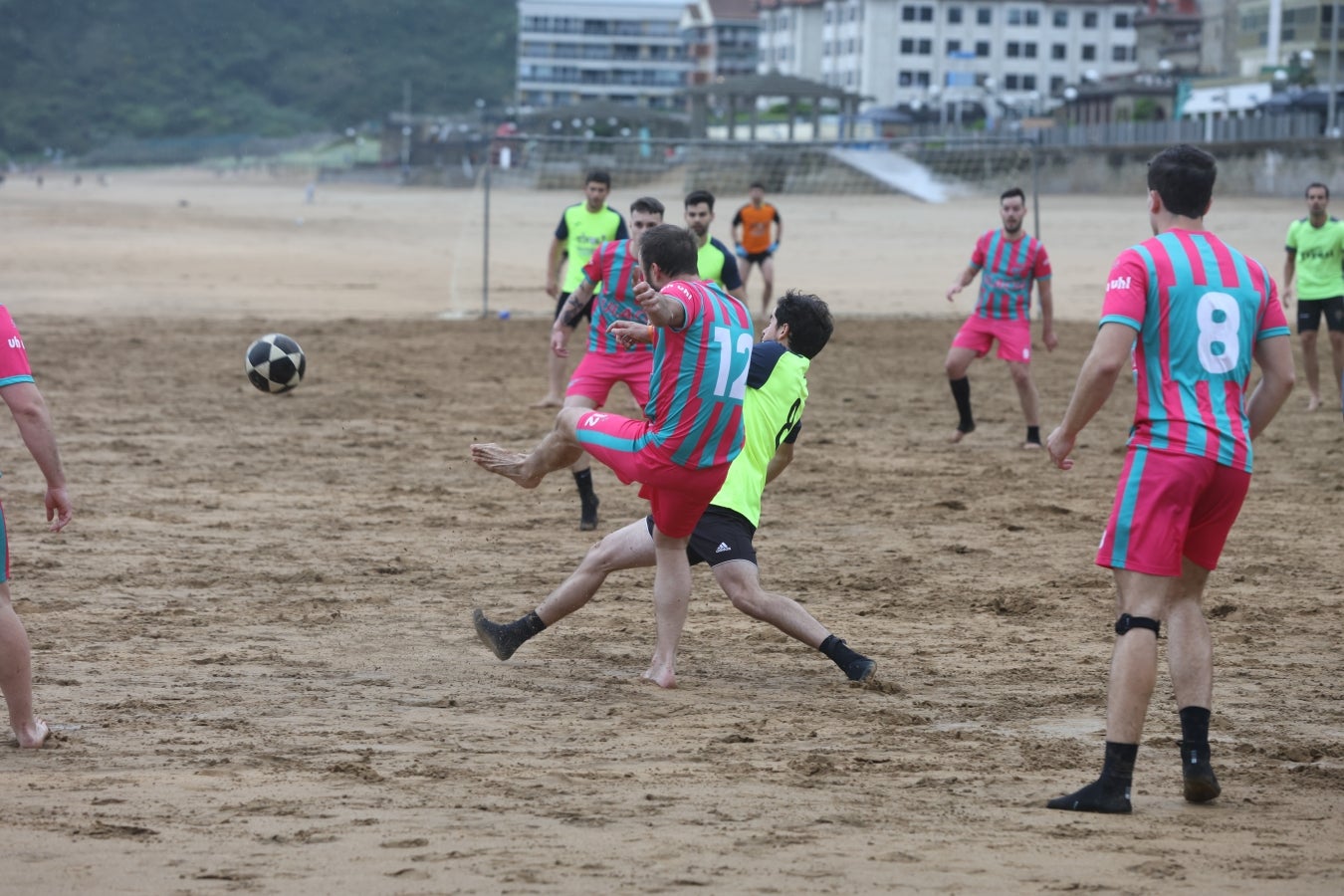 Gran ambiente en las finales del Campeonato de Fútbol Playero de Zarautz
