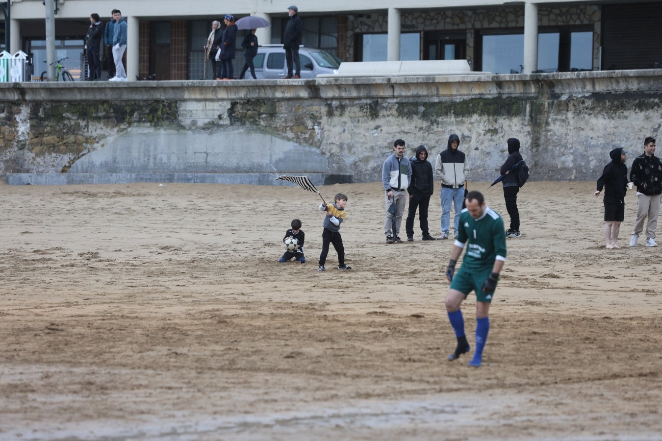 Gran ambiente en las finales del Campeonato de Fútbol Playero de Zarautz