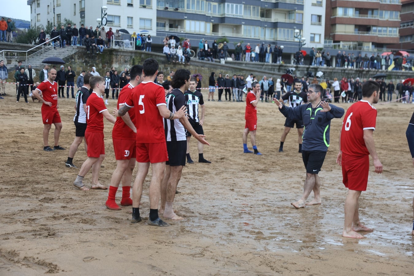 Gran ambiente en las finales del Campeonato de Fútbol Playero de Zarautz