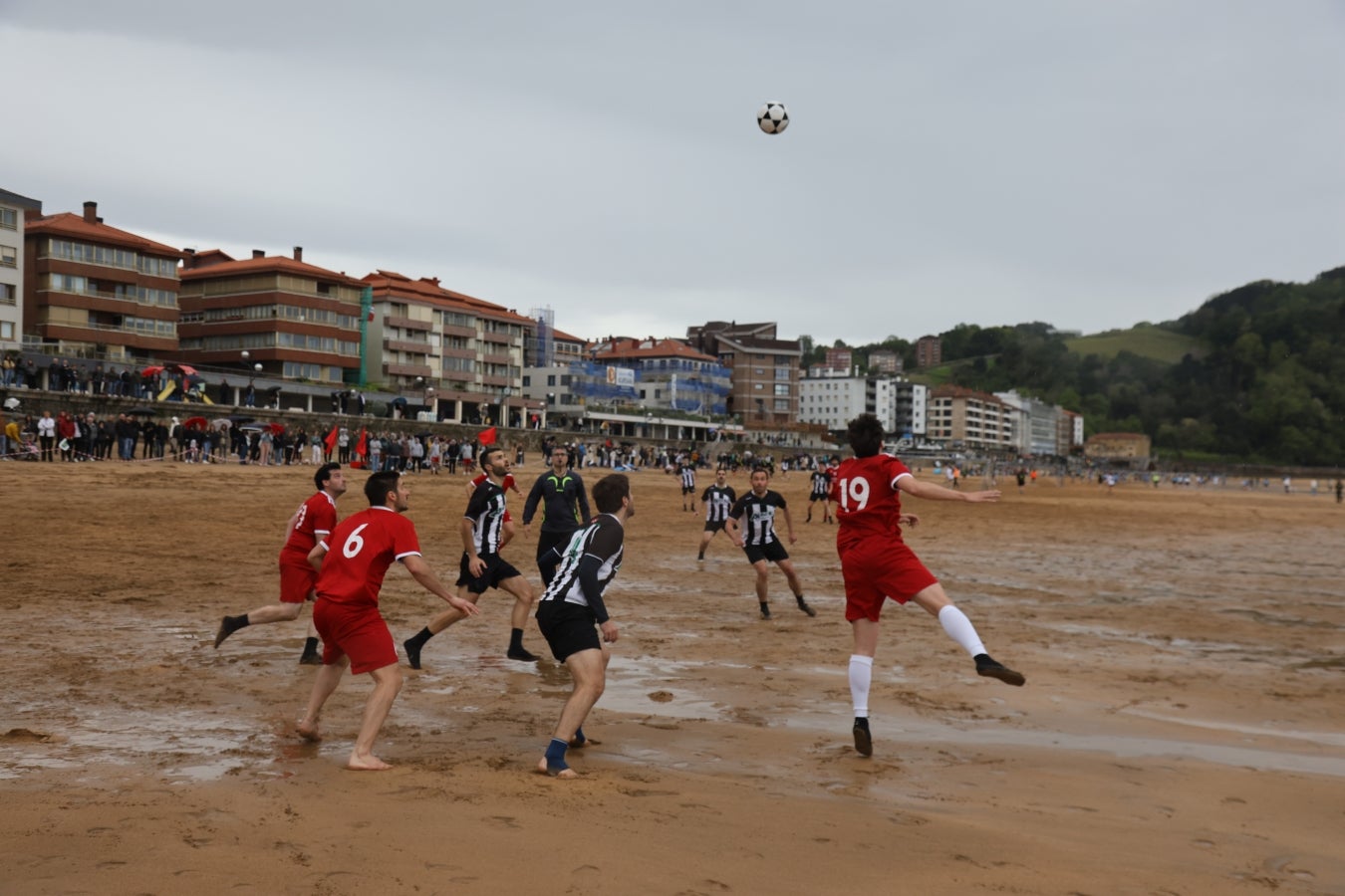 Gran ambiente en las finales del Campeonato de Fútbol Playero de Zarautz