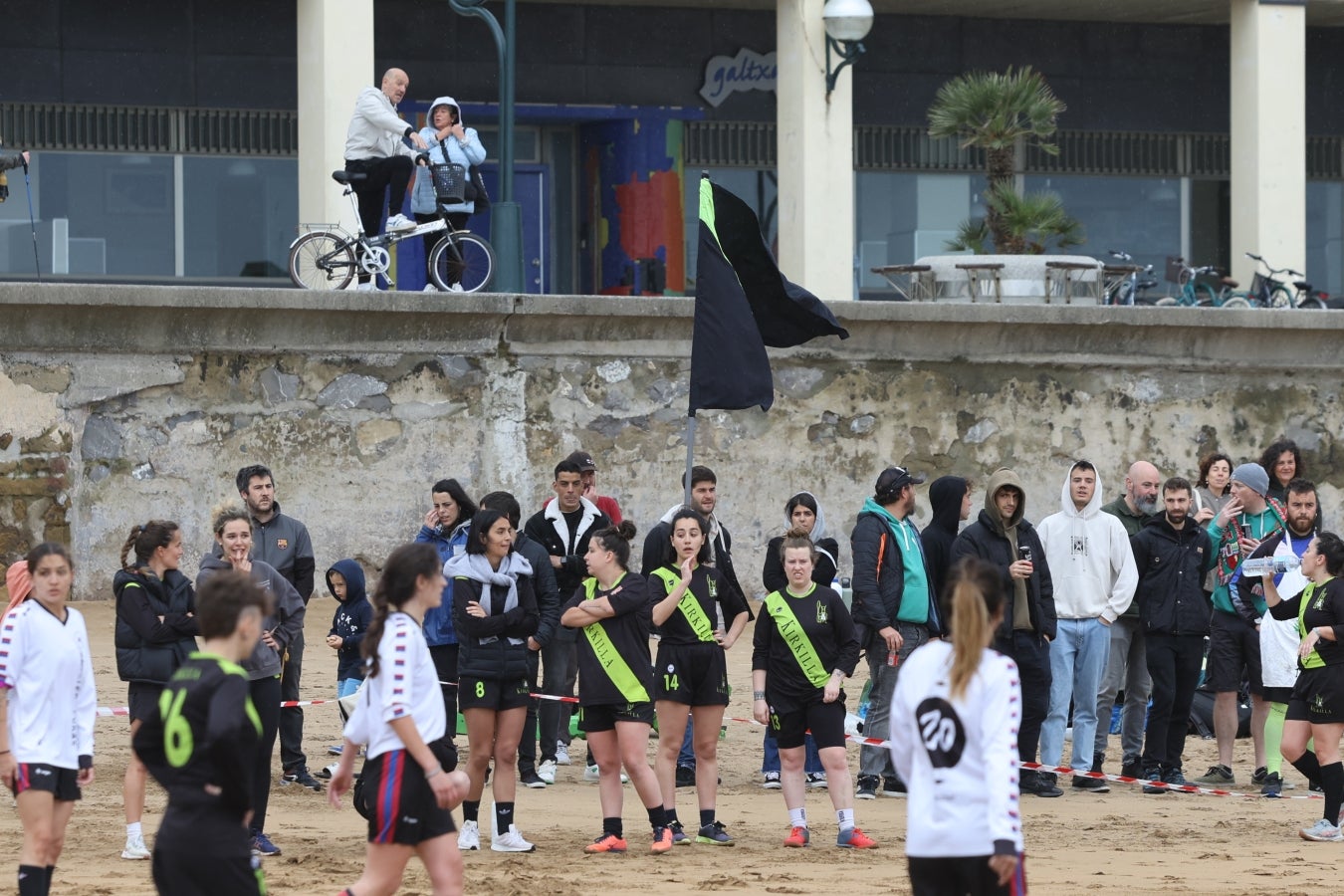 Gran ambiente en las finales del Campeonato de Fútbol Playero de Zarautz