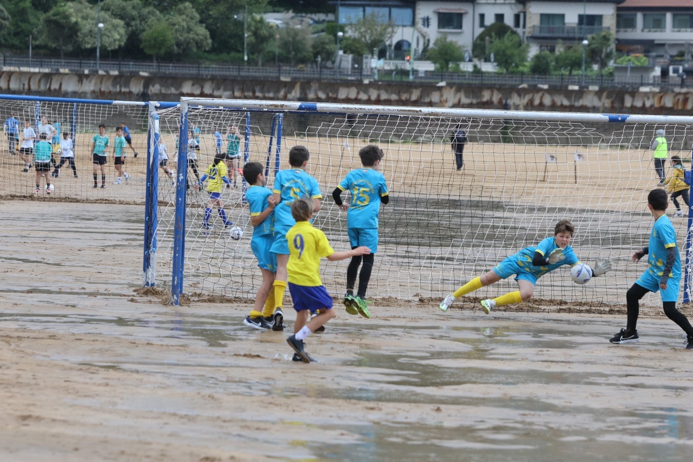 Gran ambiente en las finales del Campeonato de Fútbol Playero de Zarautz