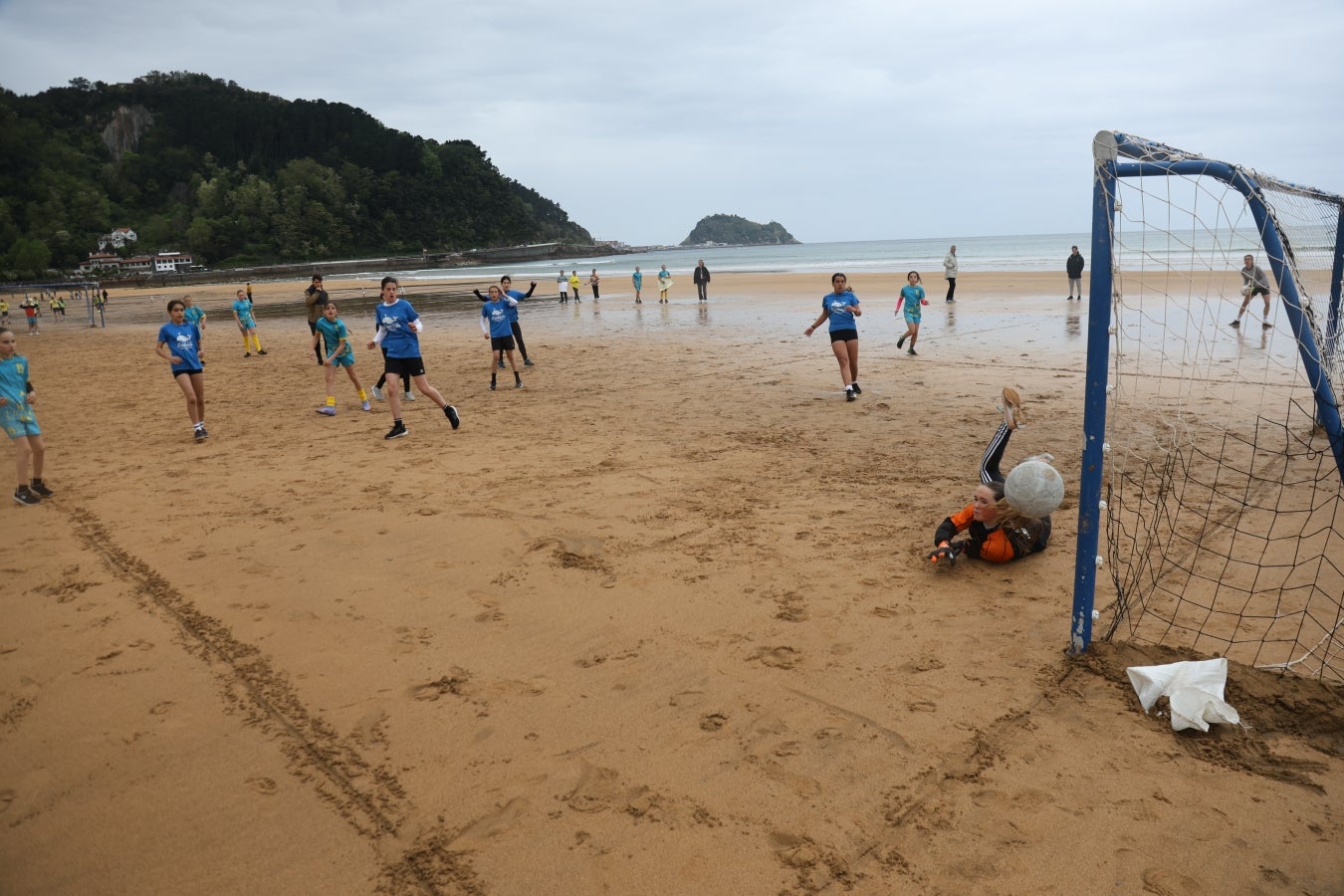 Gran ambiente en las finales del Campeonato de Fútbol Playero de Zarautz