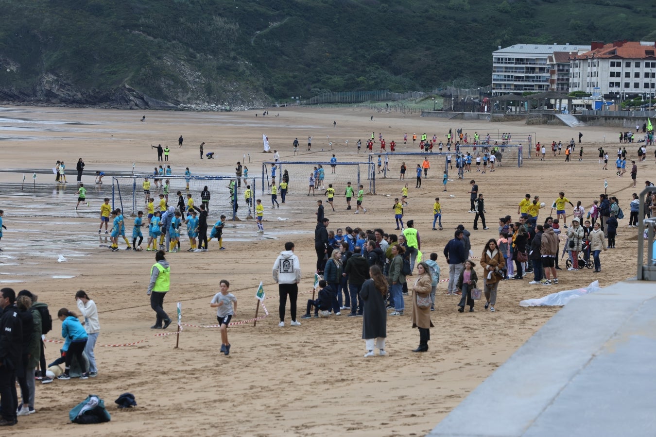 Gran ambiente en las finales del Campeonato de Fútbol Playero de Zarautz