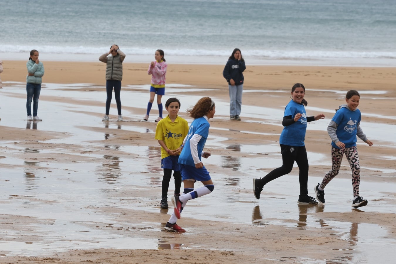 Gran ambiente en las finales del Campeonato de Fútbol Playero de Zarautz