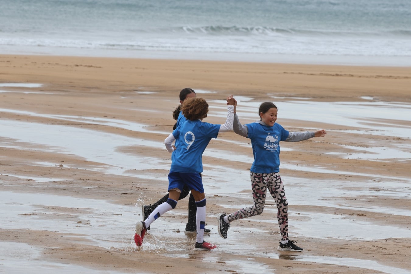 Gran ambiente en las finales del Campeonato de Fútbol Playero de Zarautz