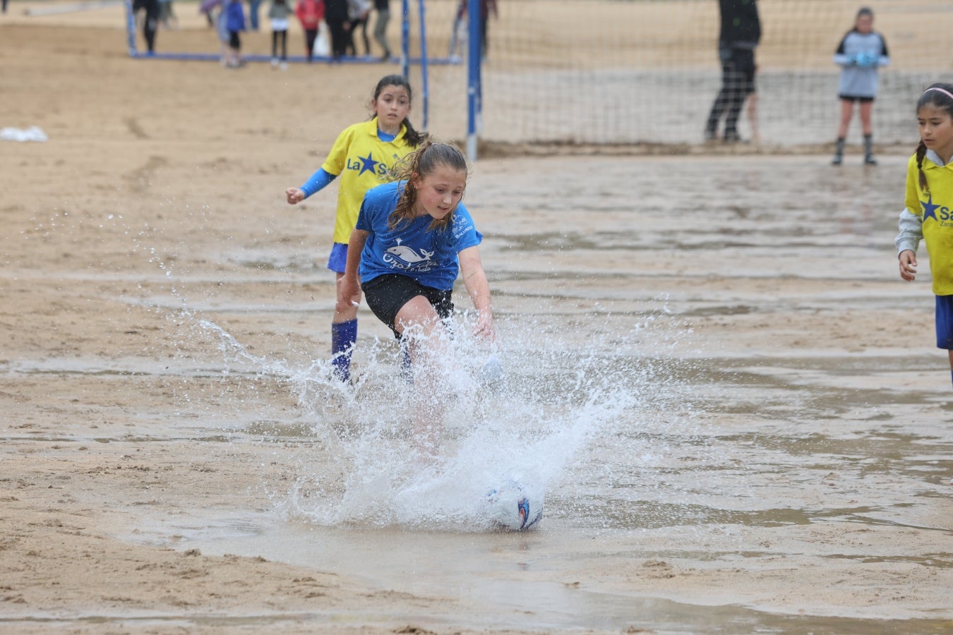 Gran ambiente en las finales del Campeonato de Fútbol Playero de Zarautz