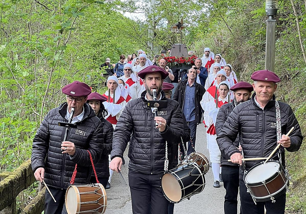 La Cruz durante su llegada a Mirandaola rodeada de txistularis, ezpata dantzaris y fieles.