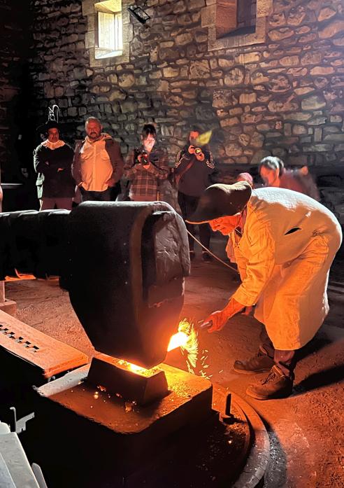 Imagen - Tras la Ezpata Dantza bailada en su honor, los ferrones pusieron en marcha la ferrería para los legazpiarras..,