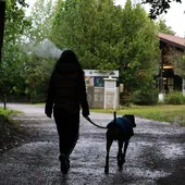 Una mujer pasea con su perro por la zona de Plaiaundi.