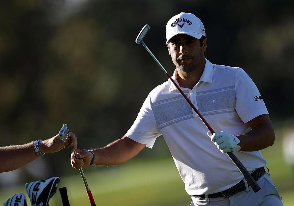 Otaegui entrega un hierro y toma el putter.