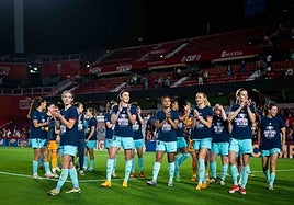 Campeonas. El Barcelona, con Irene Paredes en primer plano, celebra laconquista de la quinta liga consecutiva el sábado en Granada.