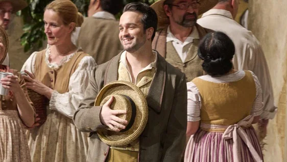 Xabier Anduaga en su papel de 'Nemorino' de 'L'Elisir d' Amore', con el que ha triunfado en la ópera de la capital austriaca.