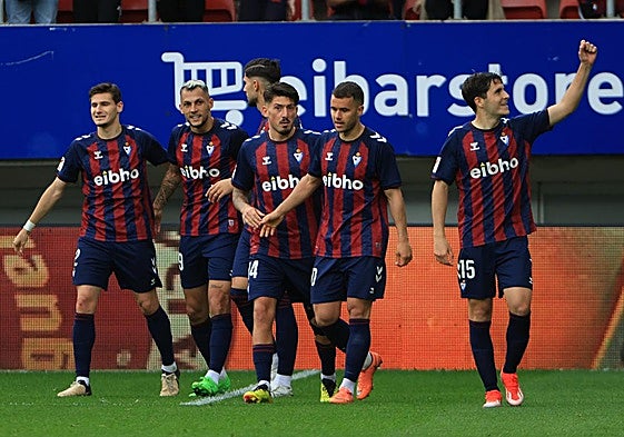 Los jugadores del Eibar celebran uno de los cinco goles que marcados al Amorebieta en Ipurua.