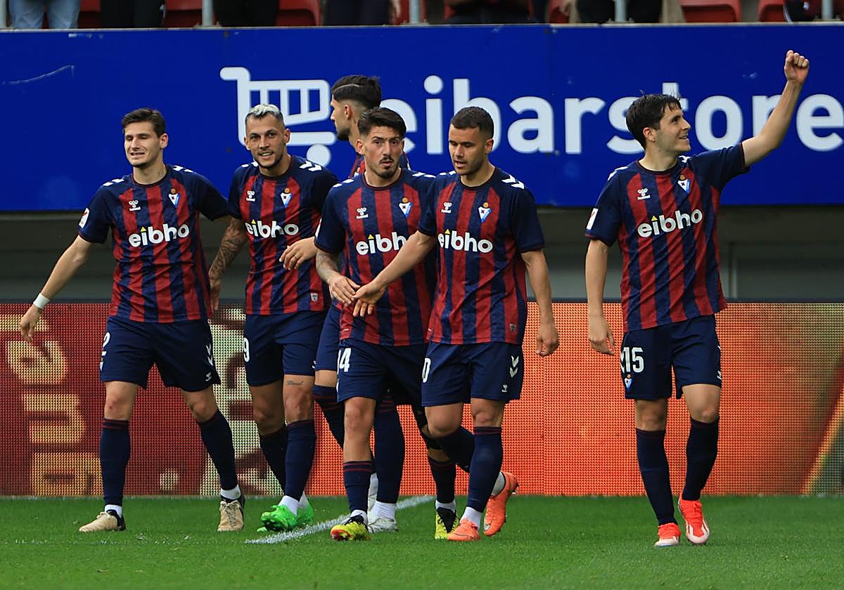 Los jugadores del Eibar celebran uno de los cinco goles que marcados al Amorebieta en Ipurua.