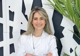 La Dra. Ángela Estenaga, dermatóloga de Policlínica Gipuzkoa.