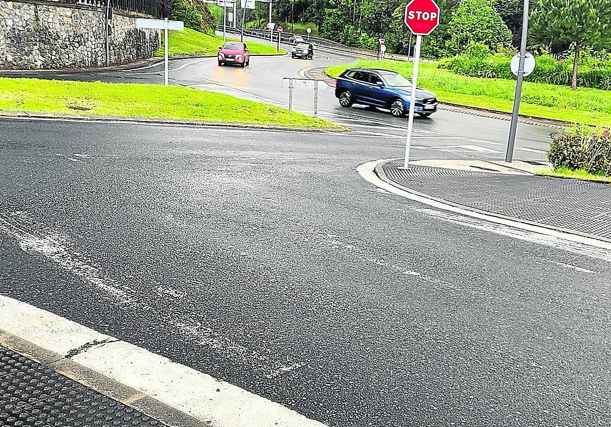 Ana Sanz nos remite este Sirimiri: «Este paso es uno de varios que hay en Atotxa Erreka que ya no se ve. Está junto a la rotonda de Añorga Txiki. Y sí o sí hay que pasarlo para subir al nuevo barrio. Son muchos los coches que paran cruzados y ni son conscientes que es un paso de peatones. Es difícil que alguien lo respete si la pintura ya casi ha desaparecido. 16 años no pasan en balde».