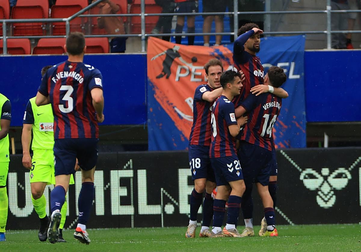 Konrad de la Fuente es alzado por Vencedor tras marcar el 5-0 del domingo contra el Amorebieta.