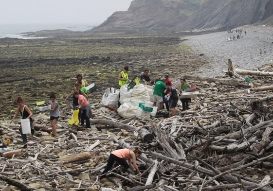 Voluntarios en una jornada de limpieza en el flysch del Geoparque.