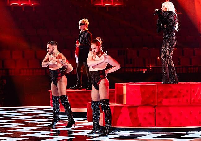 Iosu, en un ensayo de Nebulossa sobre el escenario de Eurovisión.