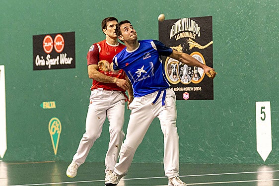 Darío Gómez se dispone a dar un derechazo en el partido ante Zabaleta