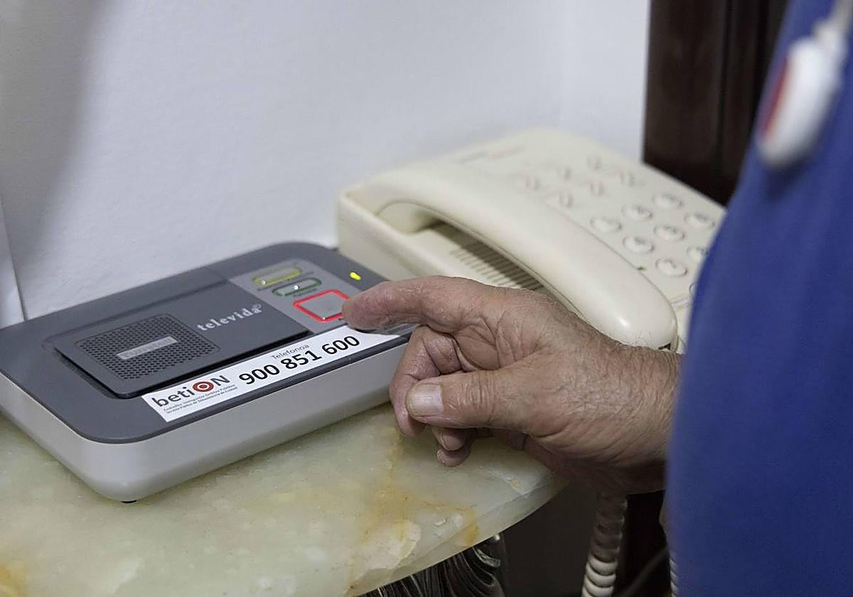 Una persona utiliza el servicio de teleasistencia betiON.