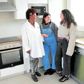 Ofelia, Leire y Olatz, en una de las viviendas del edificio Txirikorda en Usurbil donde viven desde Semana Santa.