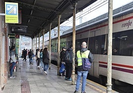 Usuarios de Renfe suben al tren este miércoles en la estación de Pasaia.