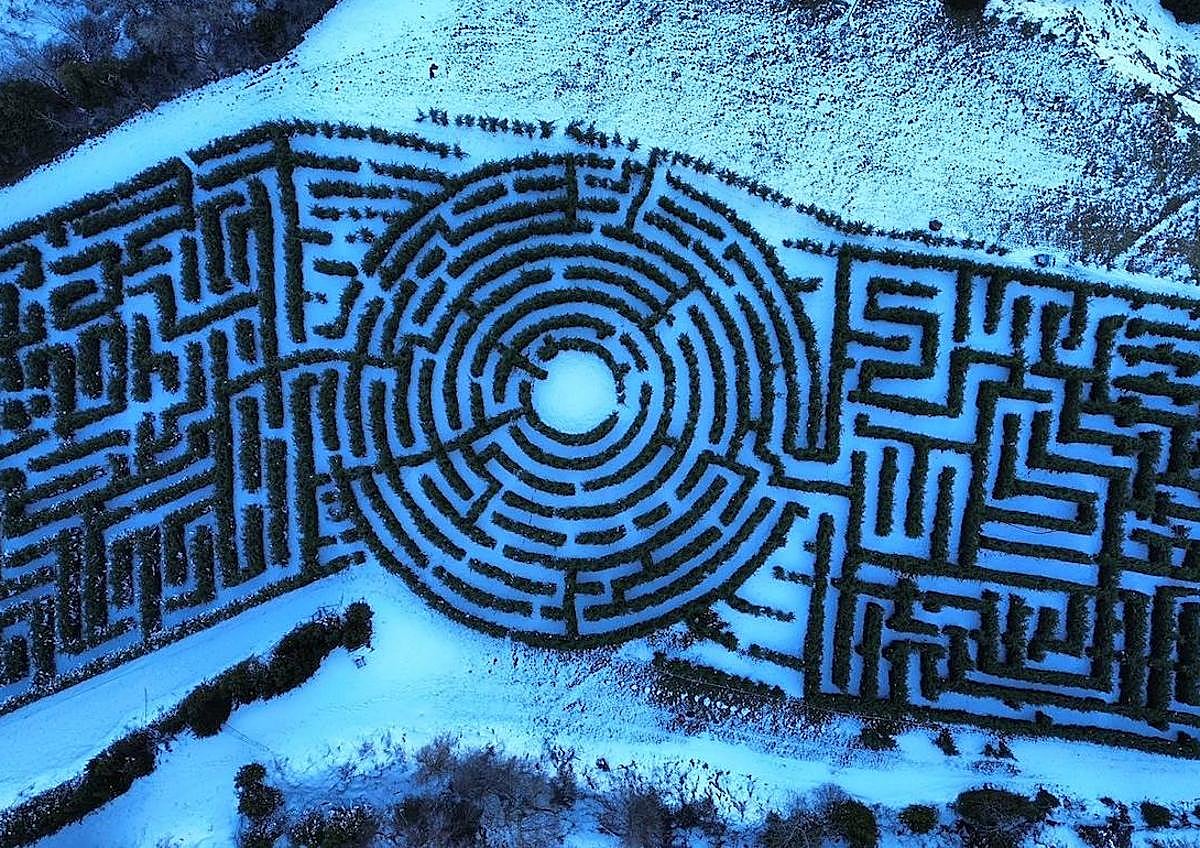 Imagen secundaria 1 - 1.-El laberinto está a los pies de Peña Telera | 2.- La instalación está a 1.280 metros de altitud | 3.- Los cipreses tienen una altura de 2,5 metros de altura.i